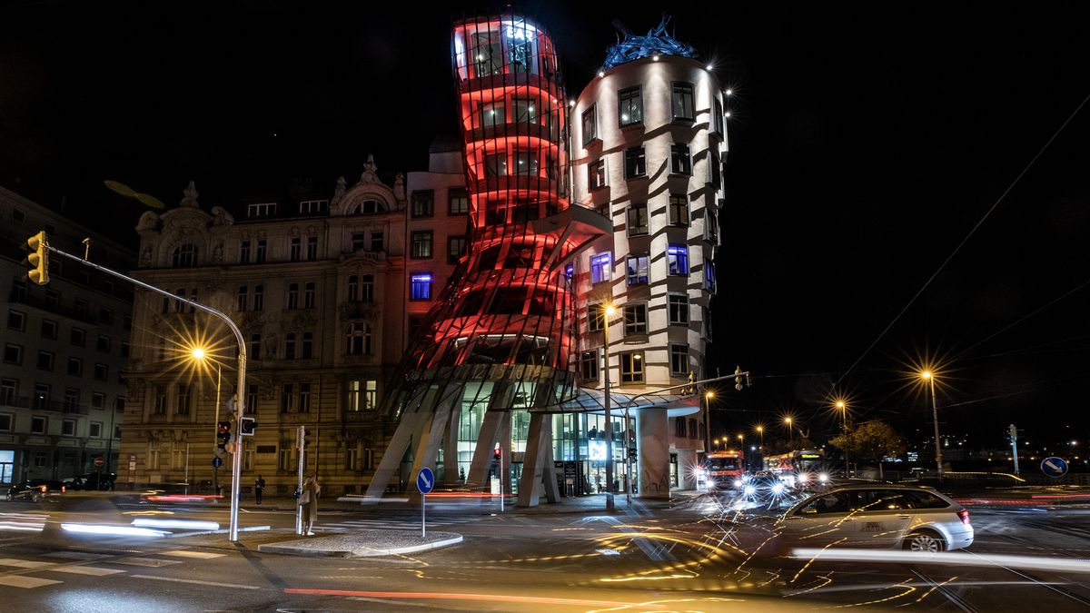 Fotky: Budovy v Česku se opět rozsvěcí červeně na počest válečných veteránů